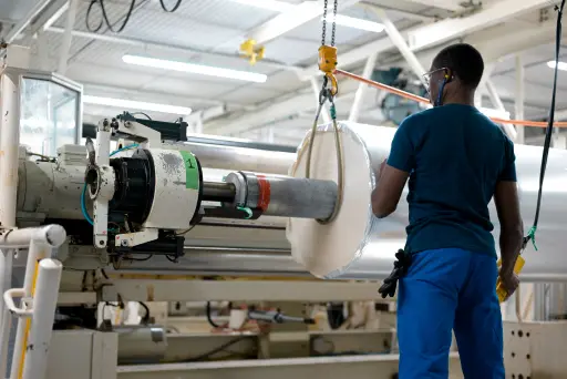 Opérateur manipulant une bobine de film diélectrique